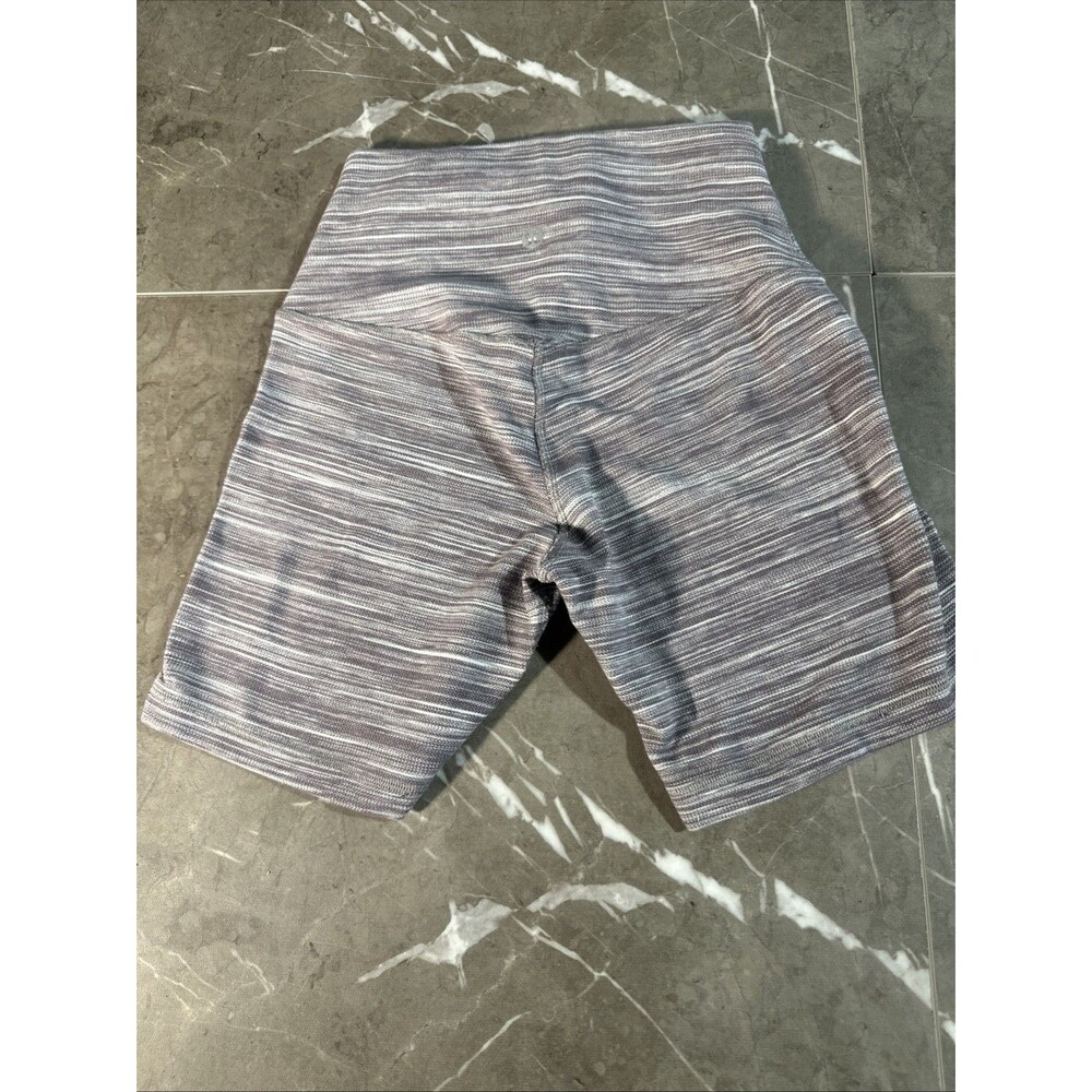 Lululemon Women's Shorts Size 4 White Gray Micro Stripe Knit High-Rise Yoga